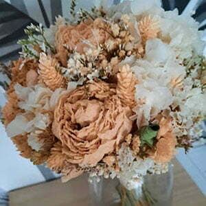 Bouquet de mariée avec pivoines séchées et hortensias stabilisés dans les tons roses, Jessy évalué par Gabriel