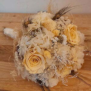 Bouquet de mariée avec roses éternelles et fleurs séchées dans les tons beiges, Laly évalué par Emmanuelle