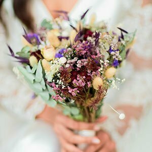 Bouquet de mariée avec roses séchées et hortensias stabilisés dans les tons bordeaux, verts, lilas, Oum évalué par Chinmayee