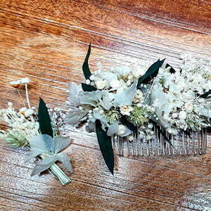 Peigne à cheveux fleuri pour coiffure de mariage en fleurs séchées & fleurs stabilisées, Inès évalué par Davandant