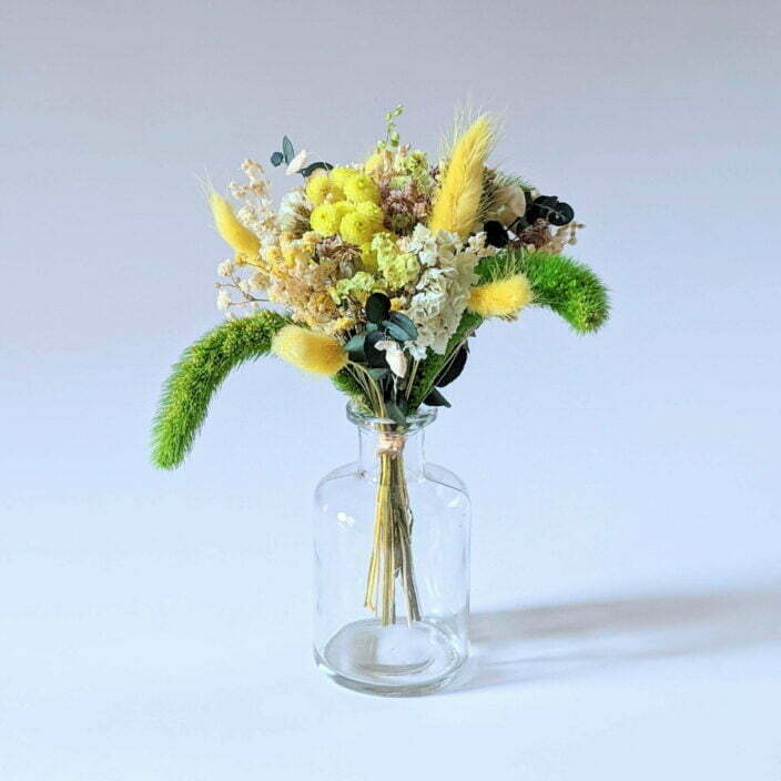 Petit bouquet de fleurs séchées aux couleurs peps dans son vase en verre transparent, Limone