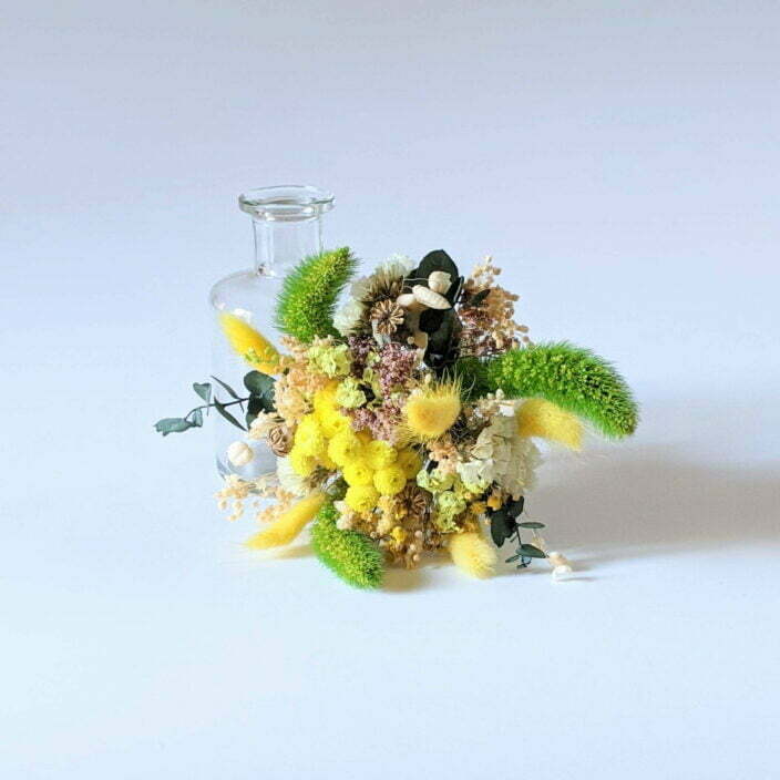 Petit bouquet de fleurs séchées aux couleurs peps dans son vase en verre transparent, Limone 2
