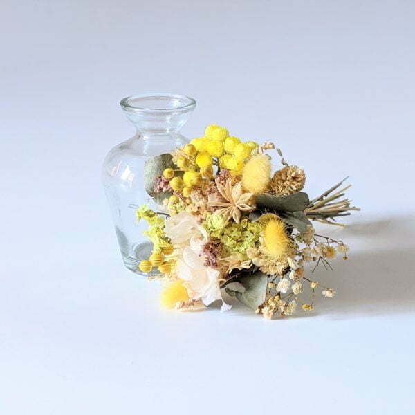 Petit bouquet de fleurs séchées aux couleurs peps dans son vase en verre transparent, Limone 3