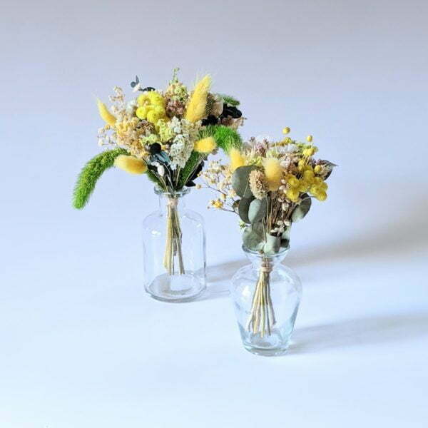 Petit bouquet de fleurs séchées aux couleurs peps dans son vase en verre transparent, Limone