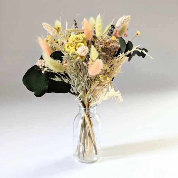 Petit bouquet de fleurs séchées naturelles aux tons ensoleillés avec vase en verre transparent, Limone – Image 3