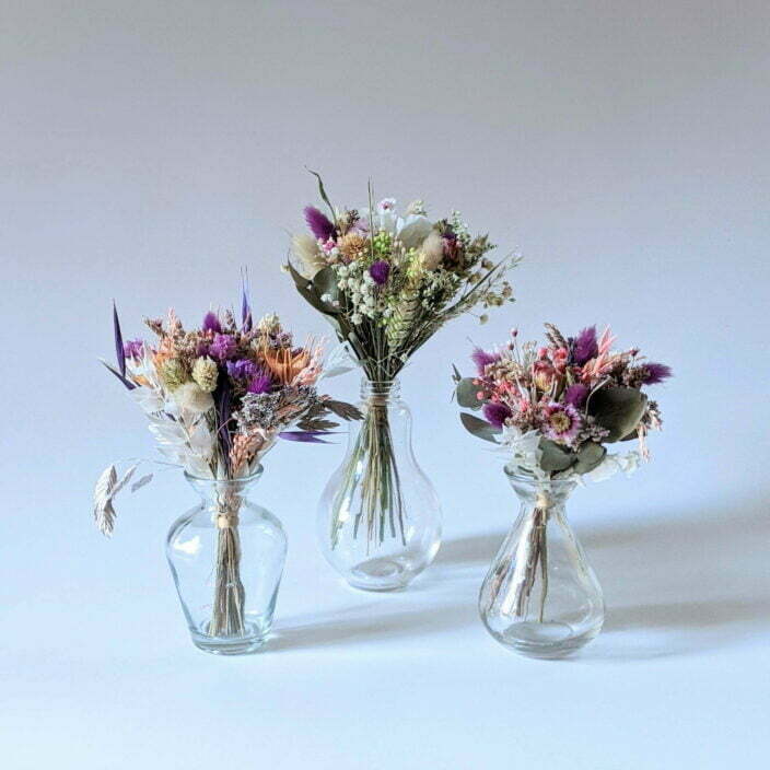 Petit bouquet de fleurs séchées aux couleurs violettes dans son vase en verre transparent, Jyoti