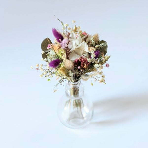Petit bouquet de fleurs séchées aux couleurs violettes dans son vase en verre transparent, Jyoti 2