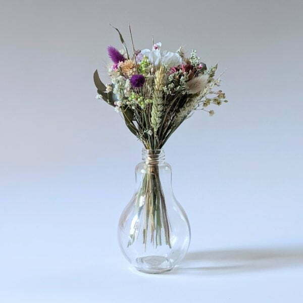 Petit bouquet de fleurs séchées aux couleurs violettes dans son vase en verre transparent, Jyoti 3