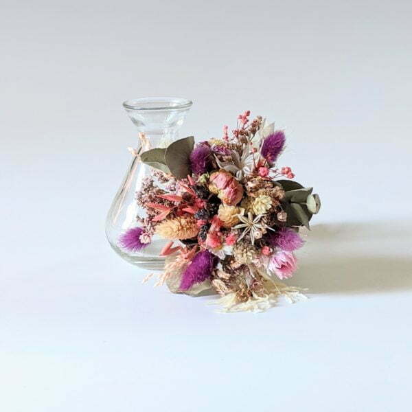 Petit bouquet de fleurs séchées aux couleurs violettes dans son vase en verre transparent, Jyoti 4