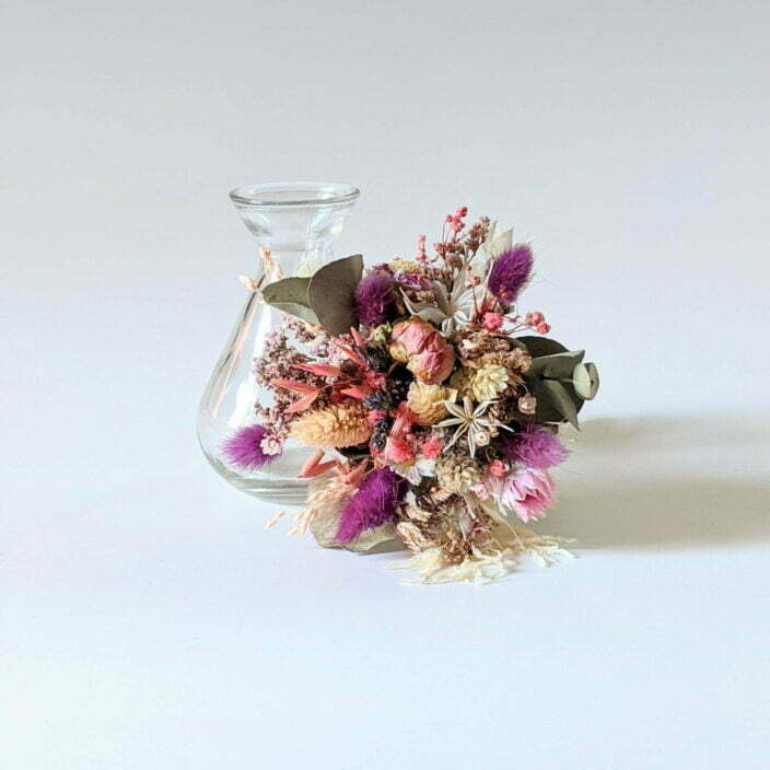 Petit bouquet de fleurs séchées aux couleurs violettes dans son vase en verre transparent, Jyoti 4