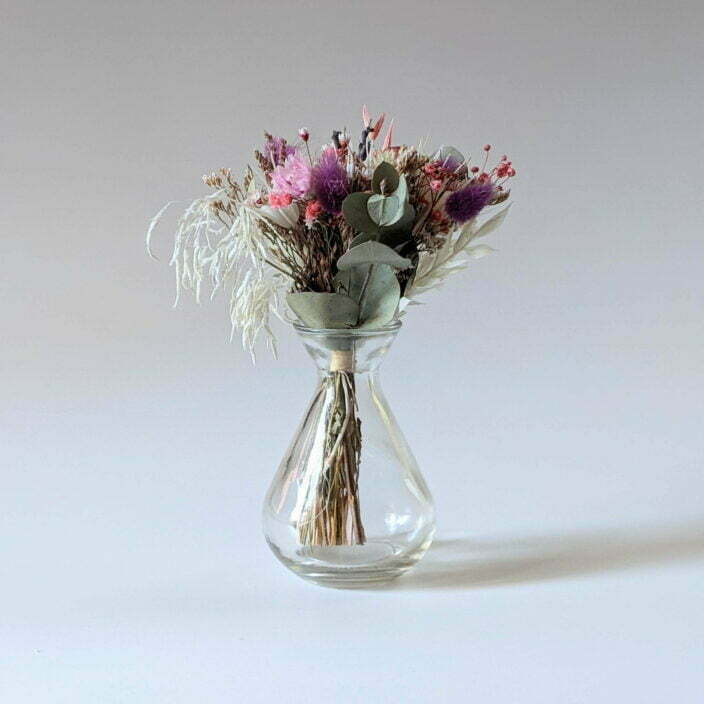 Petit bouquet de fleurs séchées aux couleurs violettes dans son vase en verre transparent, Jyoti 5