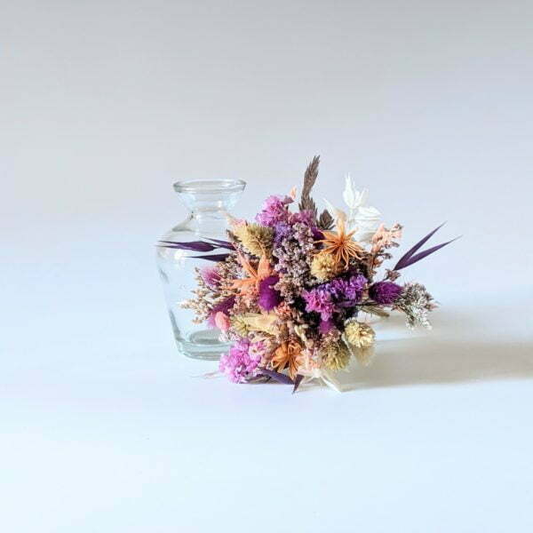 Petit bouquet de fleurs séchées aux couleurs violettes dans son vase en verre transparent, Jyoti 6