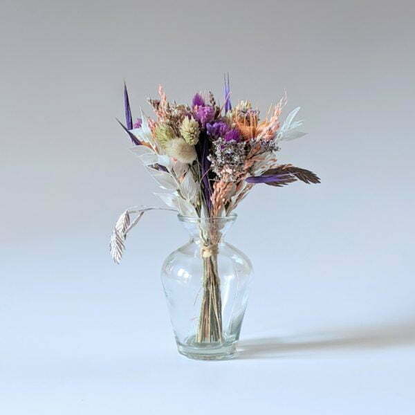Petit bouquet de fleurs séchées aux couleurs violettes dans son vase en verre transparent, Jyoti 7