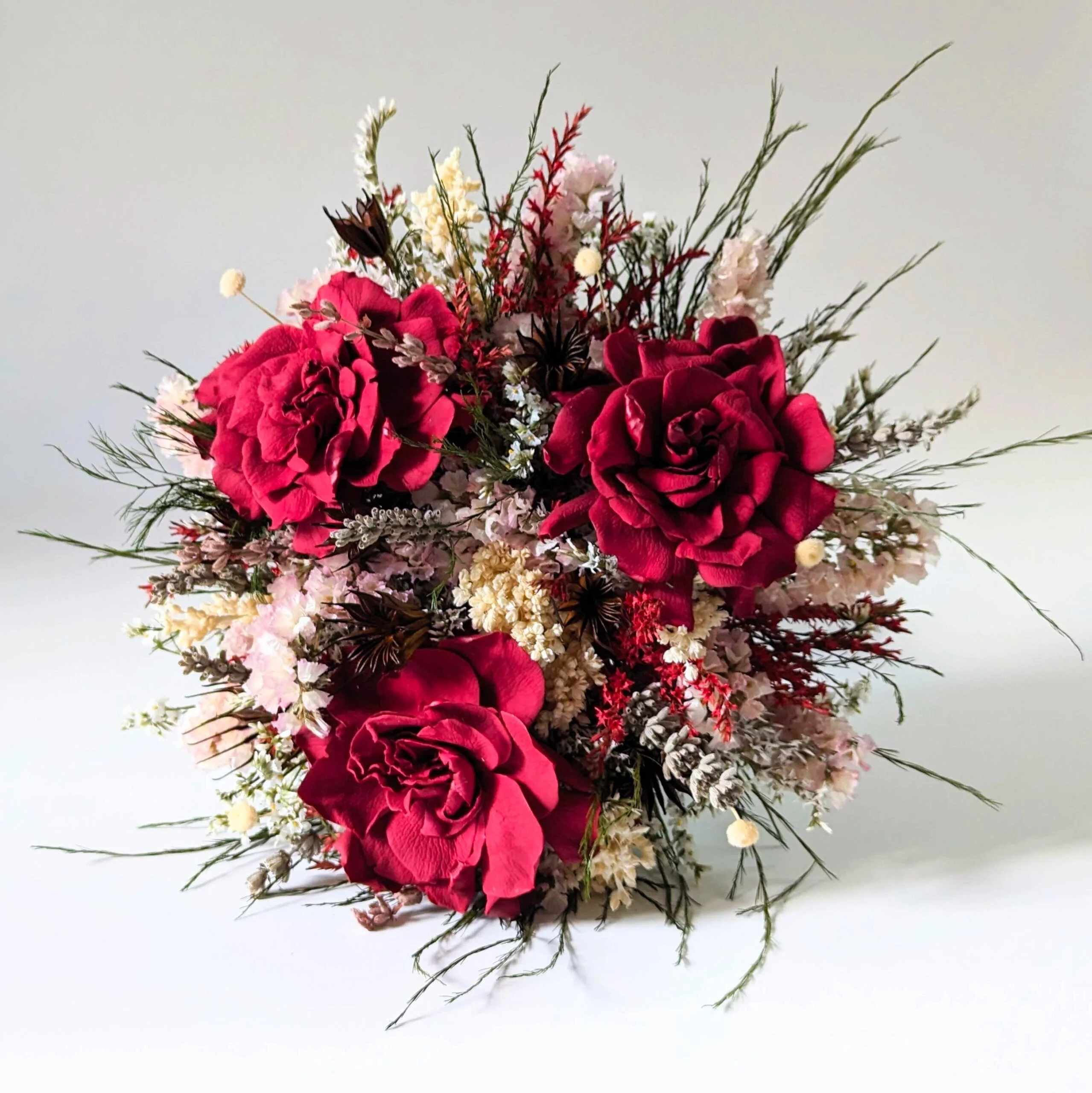 Bouquet de mariée avec gardénias éternels de couleur rouge, Rachel – Image 3