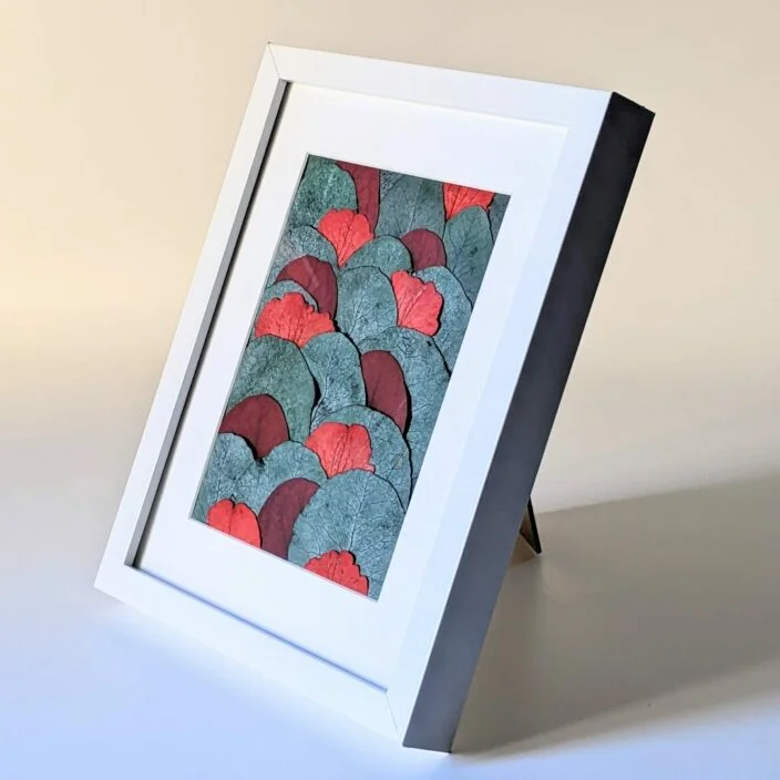 Tableau végétal en bois blanc & arrangement de fleurs stabilisées, Camille – Image 2