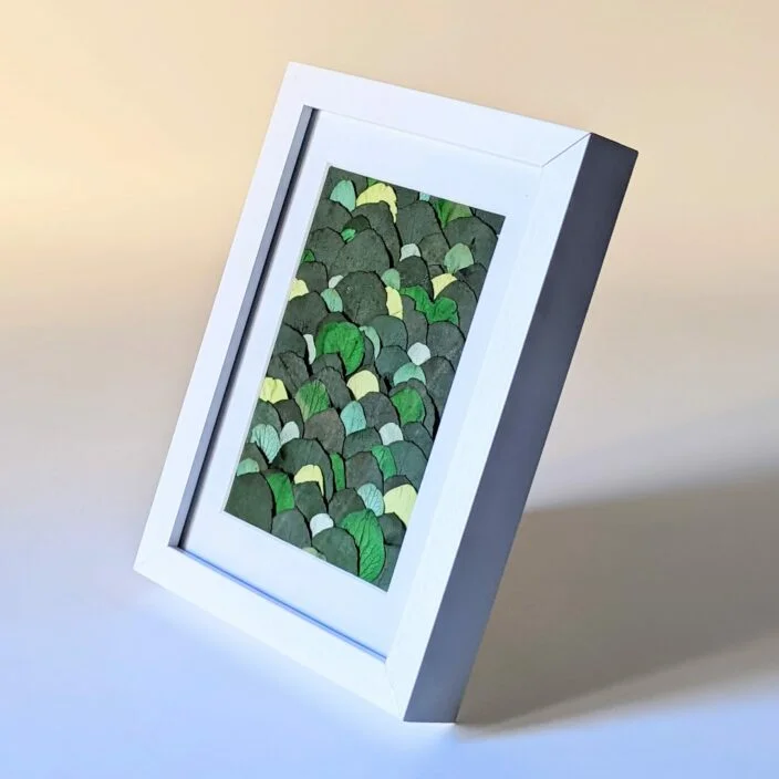 Tableau végétal en bois blanc & arrangement de fleurs stabilisées, Olivia – Image 2