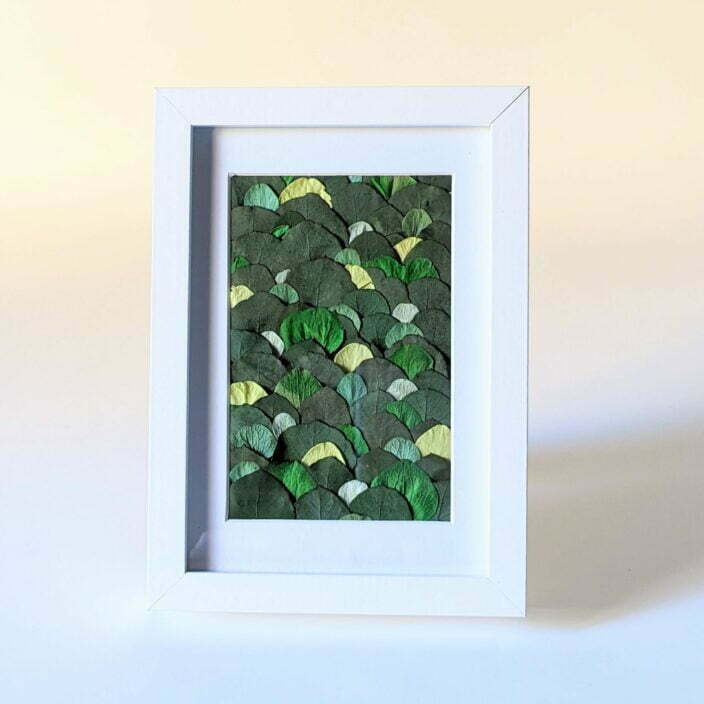 Cadre vitrine en bois blanc & arrangement de fleurs stabilisées, Olivia