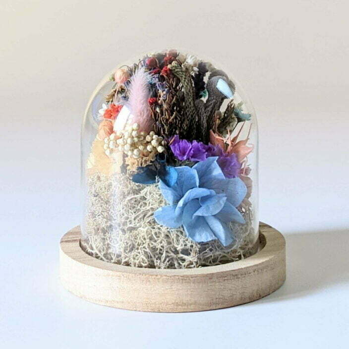 Cloche en verre avec fleurs stabilisées bleutées pour décoration d’intérieur, Pandora 2