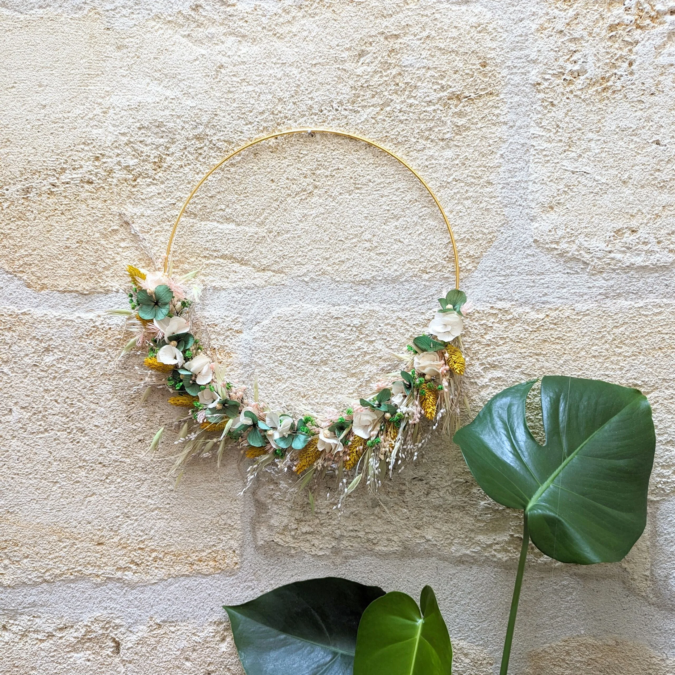 Couronne murale de fleurs séchées & fleurs stabilisées de couleurs peps, Lydie – Image 2