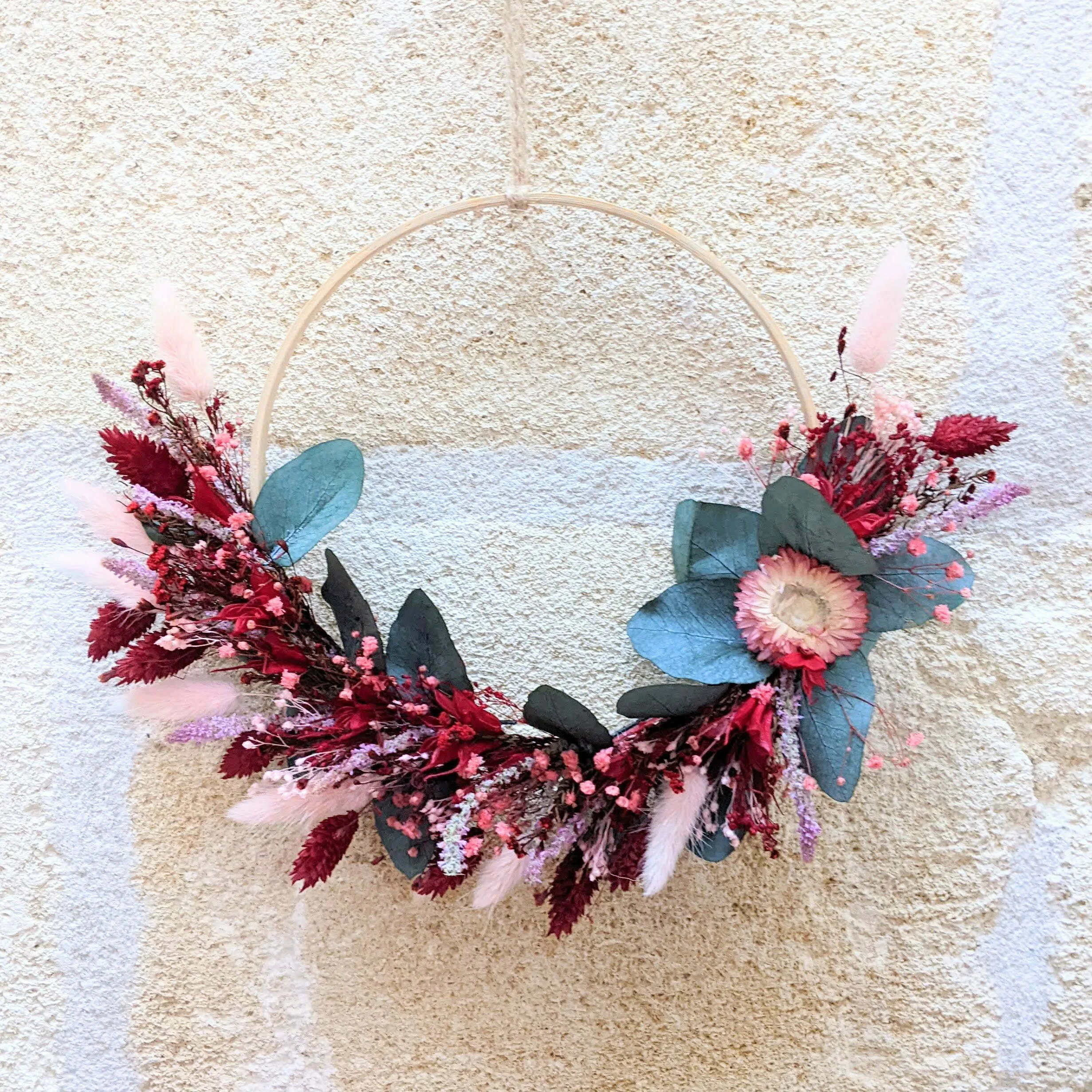 Couronne murale de fleurs séchées & fleurs stabilisées de couleurs rouges, Lina – Image 2