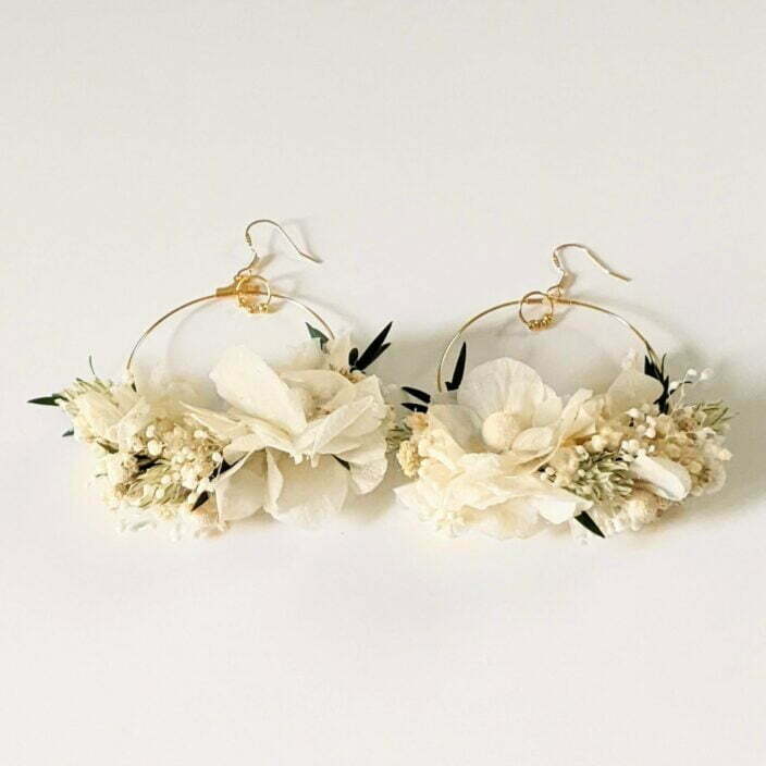 Boucles d’oreilles créoles de mariée artisanales en fleurs séchées, fleurs stabilisées, Anaïs 3