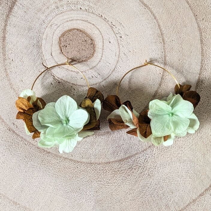 Boucles d’oreilles créoles en hortensias stabilisés aux couleurs menthe et marron, Anais 3