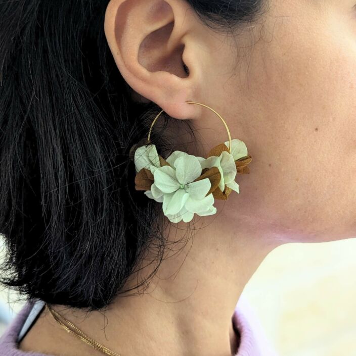 Boucles d’oreilles créoles en hortensias stabilisés aux couleurs menthe et marron, Anais – Image 4