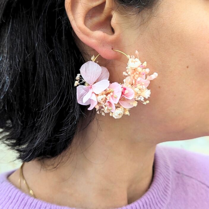 Boucles d’oreilles de mariée artisanal en fleurs stabilisées aux nuances roses, vertes, Romy 4