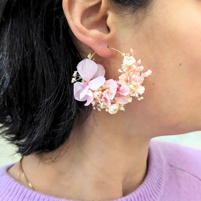 Boucles d’oreilles de mariée artisanal en fleurs stabilisées aux nuances roses, vertes, Romy – Image 4