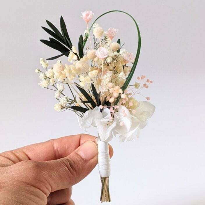 Boutonnière de fleurs séchées & stabilisées blanches & roses, Rafaela