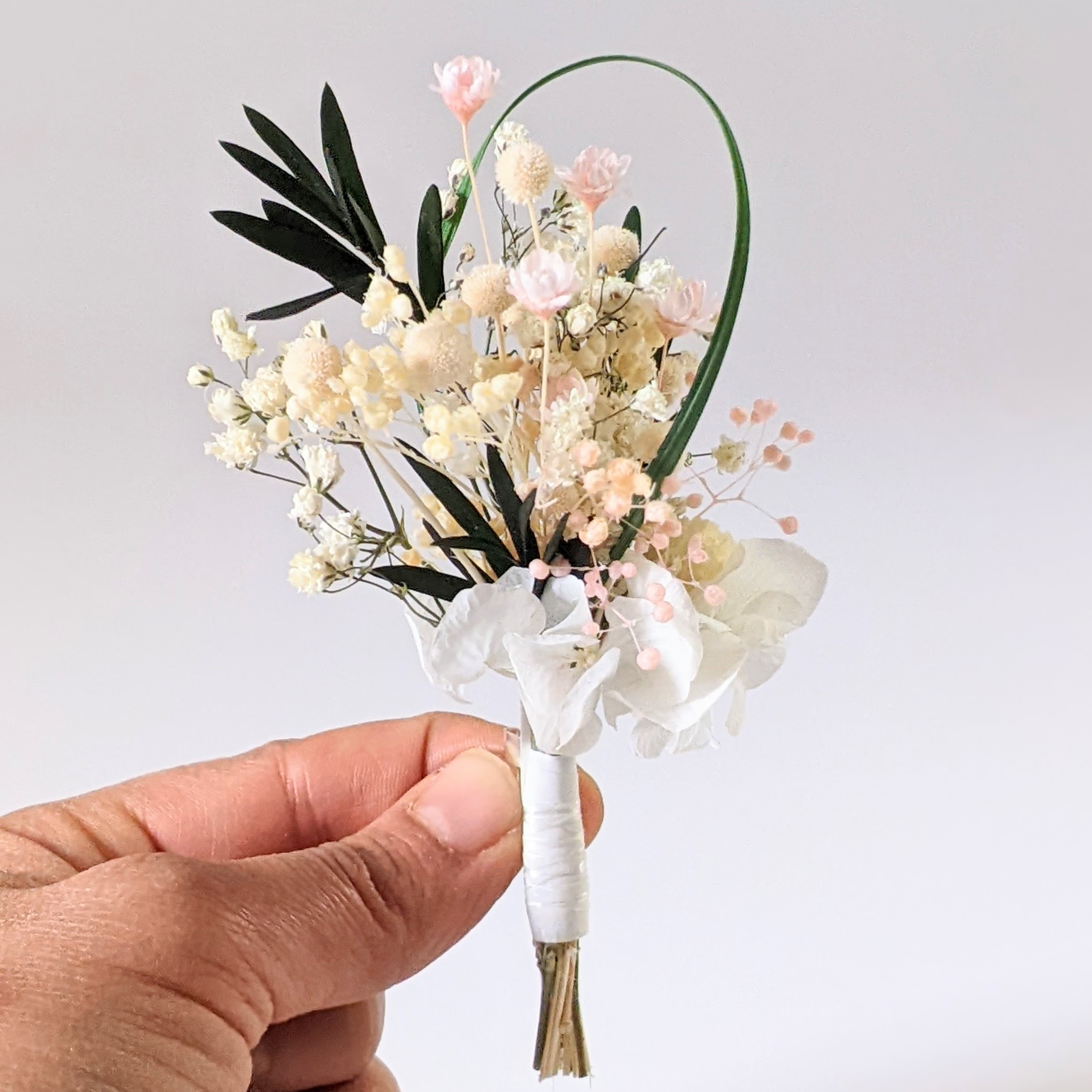 Boutonnière de fleurs séchées et fleurs stabilisées, Rafaela - Flora Paris