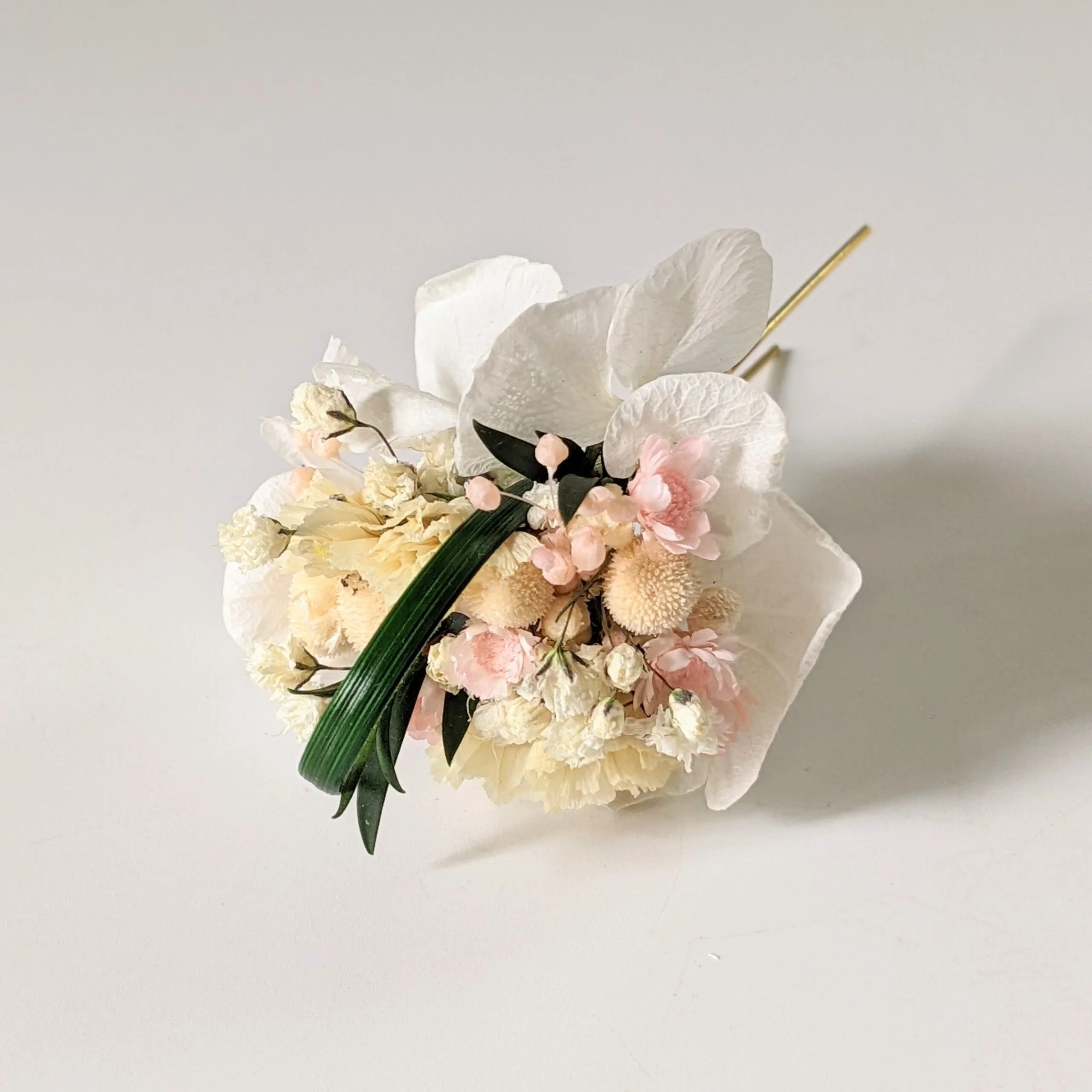 Épingle à cheveux ornée de fleurs séchées & stabilisées blanches & roses, Rafaela – Image 2