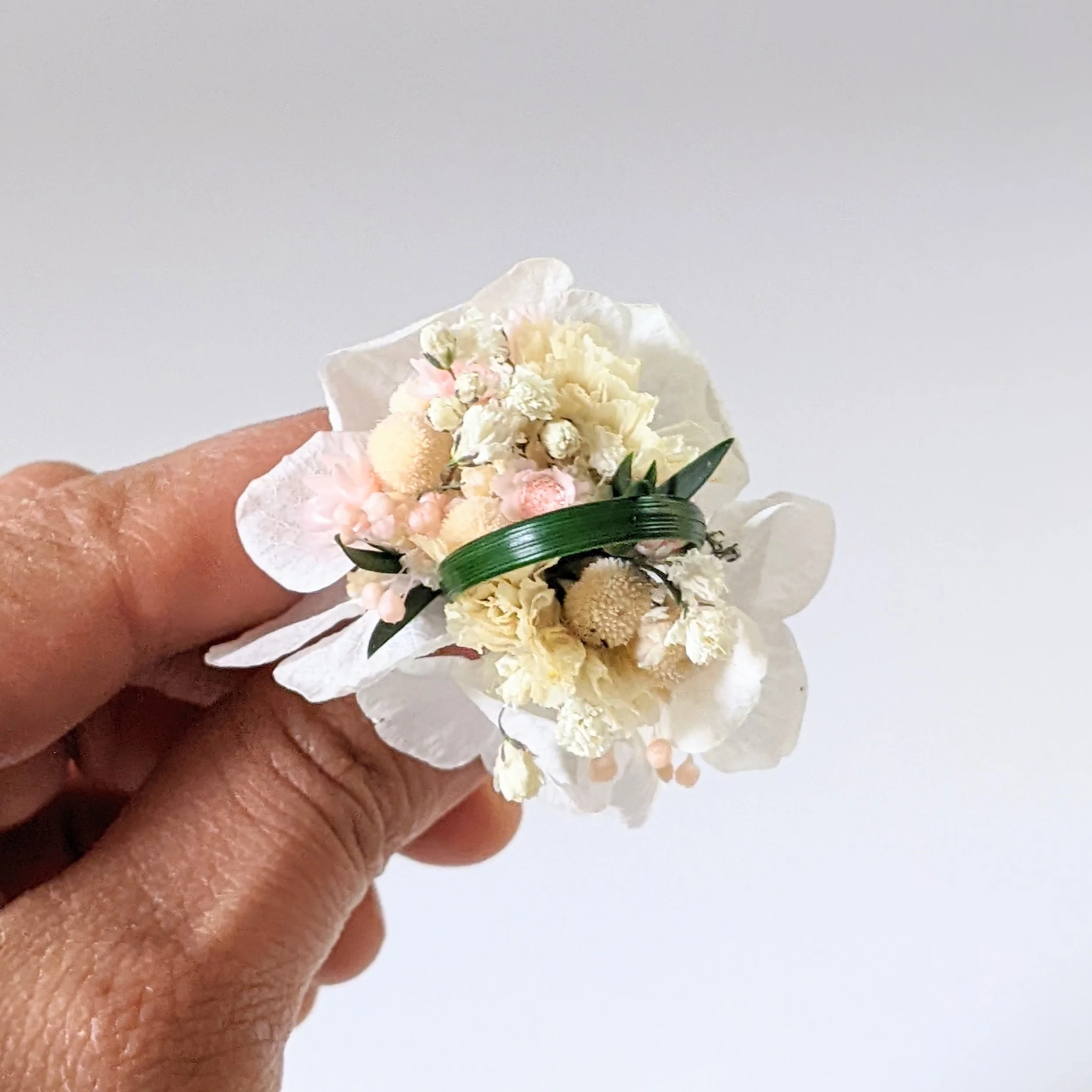 Épingle à cheveux ornée de fleurs séchées & stabilisées blanches & roses, Rafaela – Image 3