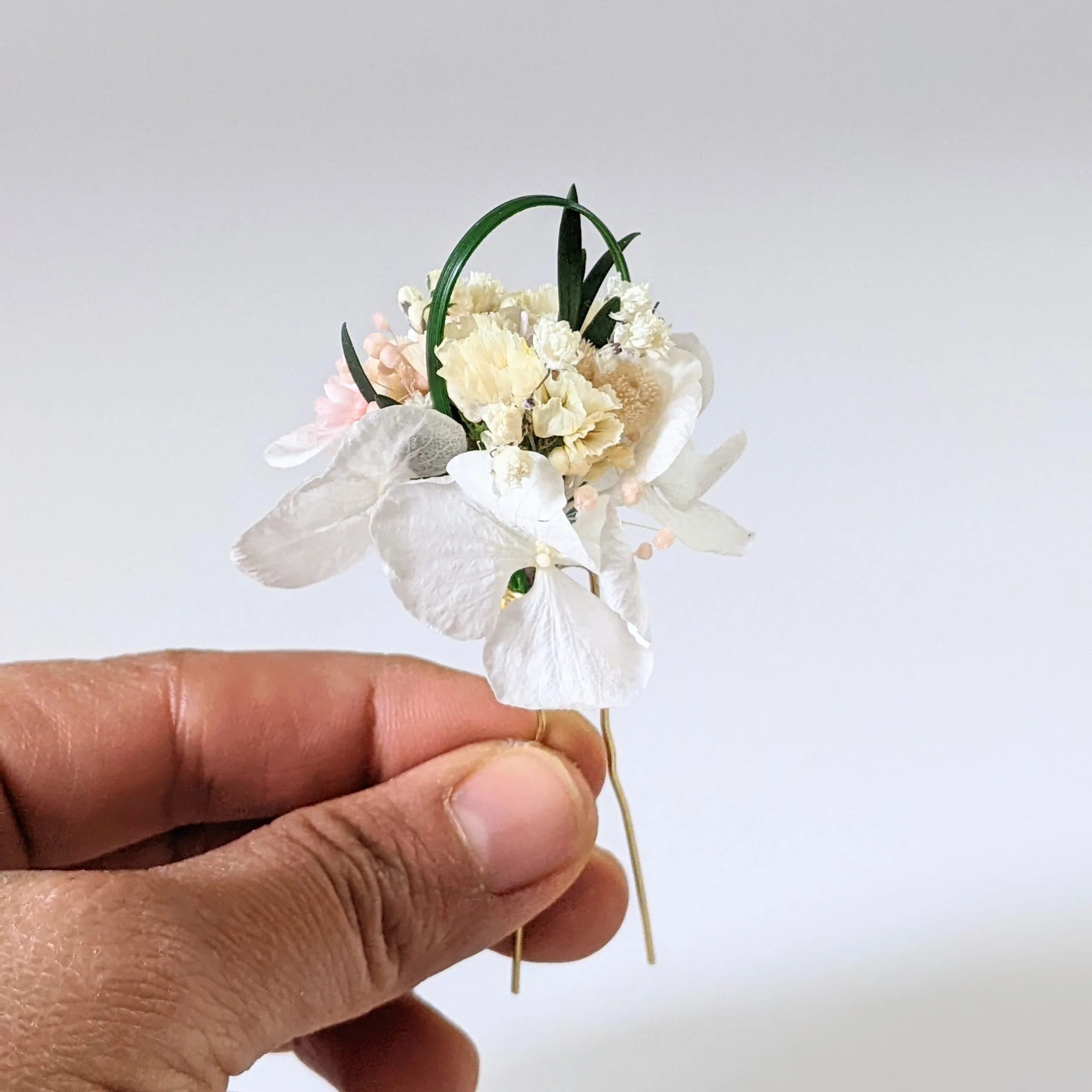 Épingle à cheveux ornée de fleurs séchées & stabilisées blanches & roses, Rafaela