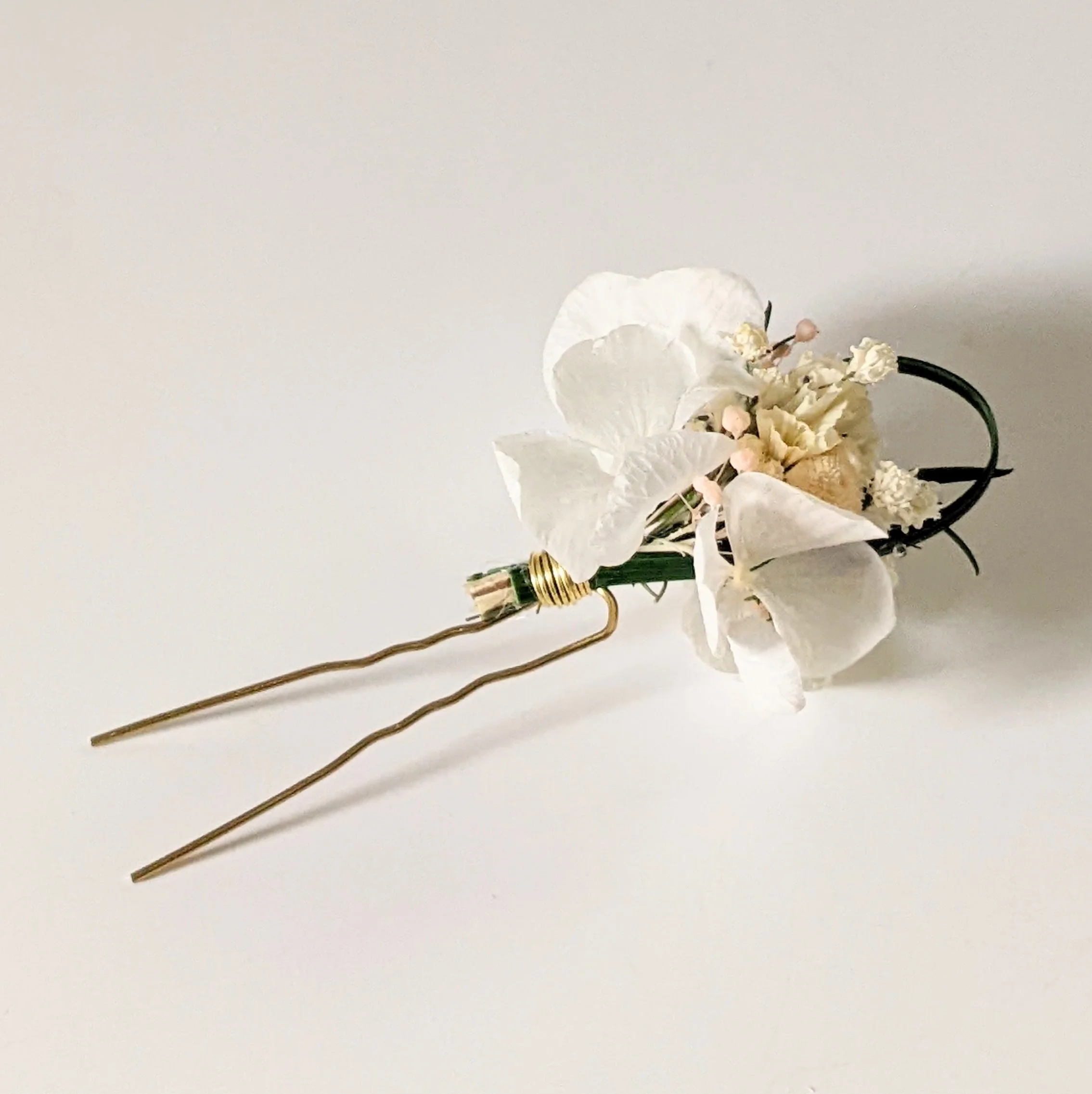 Épingle à cheveux ornée de fleurs séchées & stabilisées blanches & roses, Rafaela – Image 4