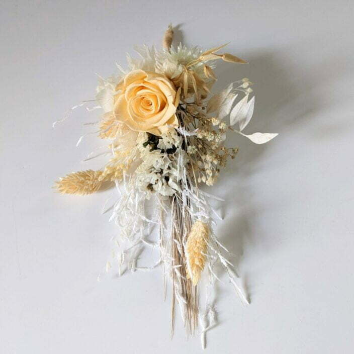 Boutonnière de marié chic avec rose éternelle et fleurs séchées dans les tons beiges, Laly 2
