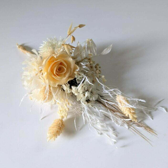 Boutonnière de marié chic avec rose éternelle et fleurs séchées dans les tons beiges, Laly