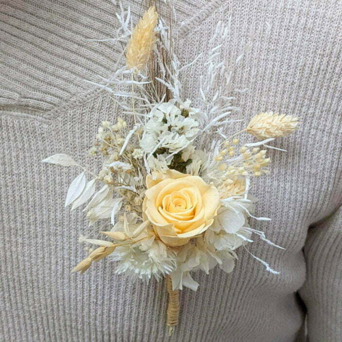 Boutonnière de marié chic avec rose éternelle et fleurs séchées dans les tons beiges, Laly 4