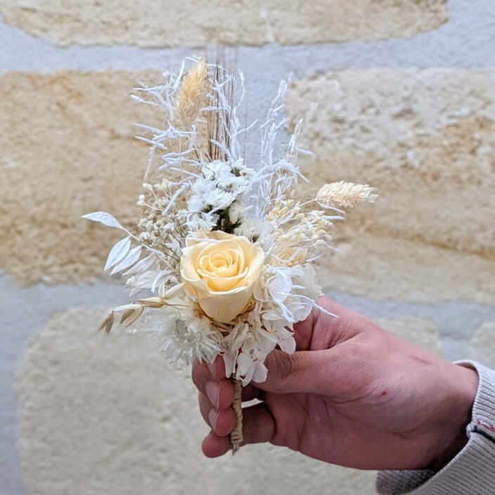 Boutonnière de marié chic avec rose éternelle et fleurs séchées dans les tons beiges, Laly 3