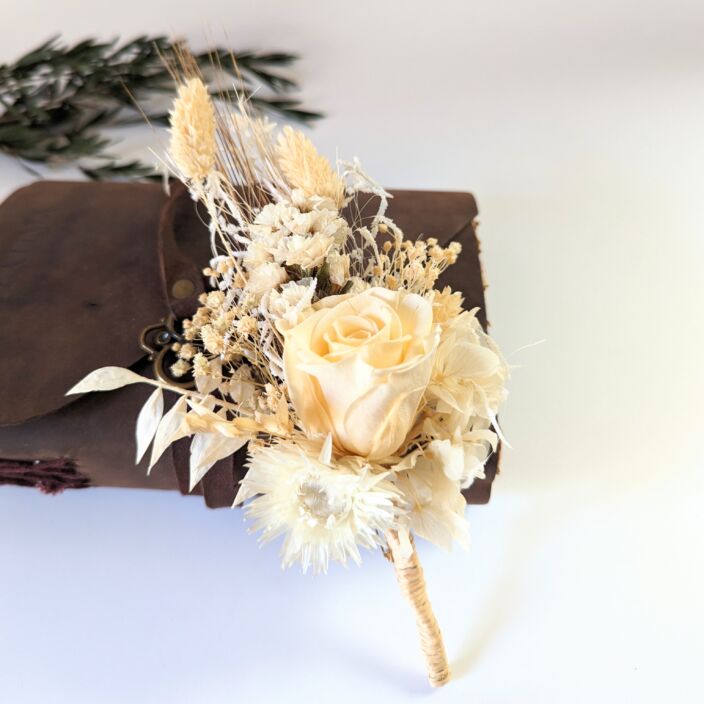 Boutonnière de marié chic avec rose éternelle et fleurs séchées dans les tons beiges, Laly