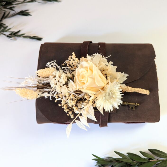 Boutonnière de marié chic avec rose éternelle et fleurs séchées dans les tons beiges, Laly – Image 4