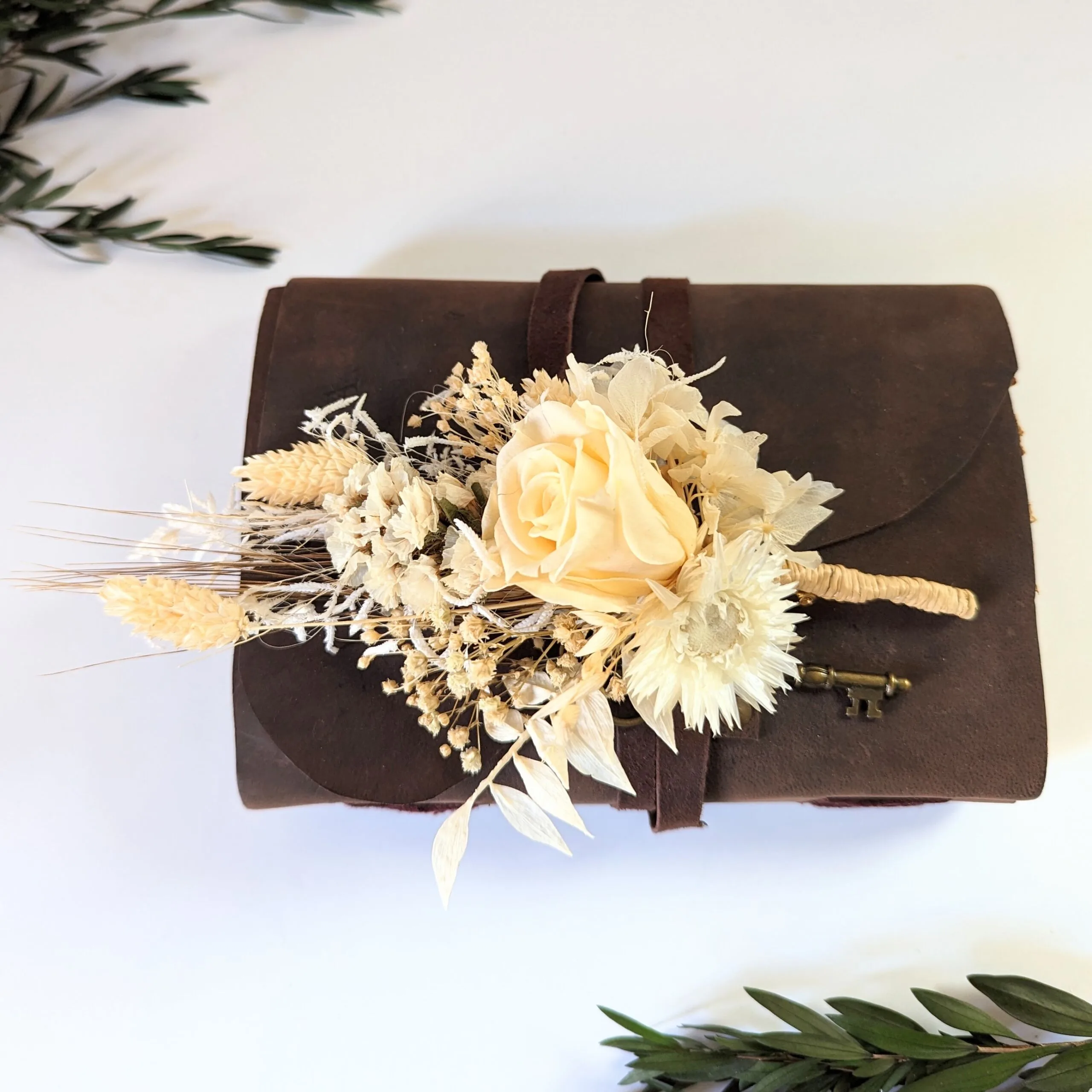 Boutonnière de marié chic avec rose éternelle et fleurs séchées dans les tons beiges, Laly – Image 4