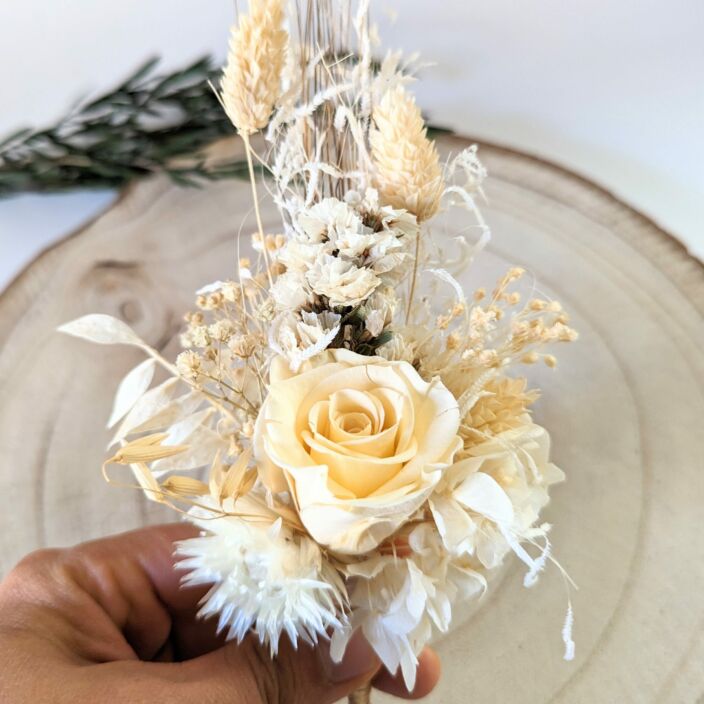 Boutonnière de marié chic avec rose éternelle et fleurs séchées dans les tons beiges, Laly – Image 3