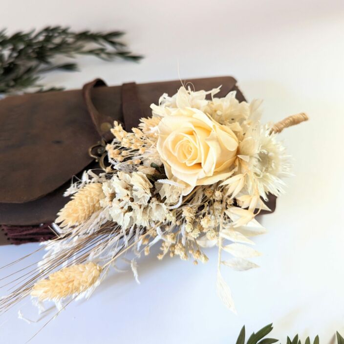 Boutonnière de marié chic avec rose éternelle et fleurs séchées dans les tons beiges, Laly 2
