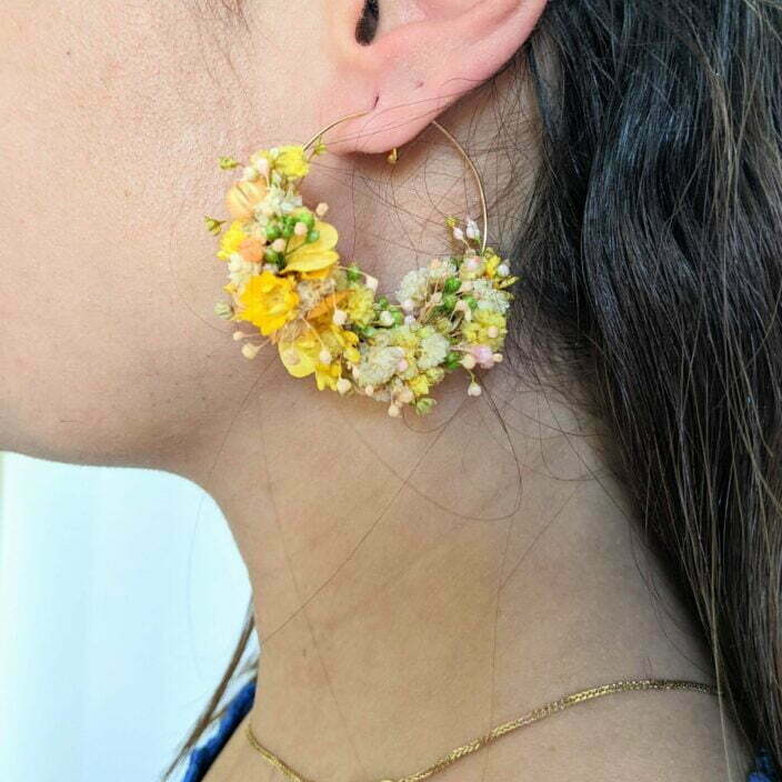 Boucles d’oreilles artisanales en fleurs stabilisées jaune et vert pastel, Tiphaine 3