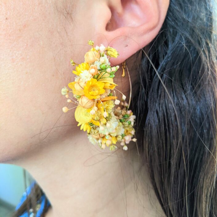 Boucles d’oreilles artisanales en fleurs stabilisées jaune et vert pastel, Tiphaine 4