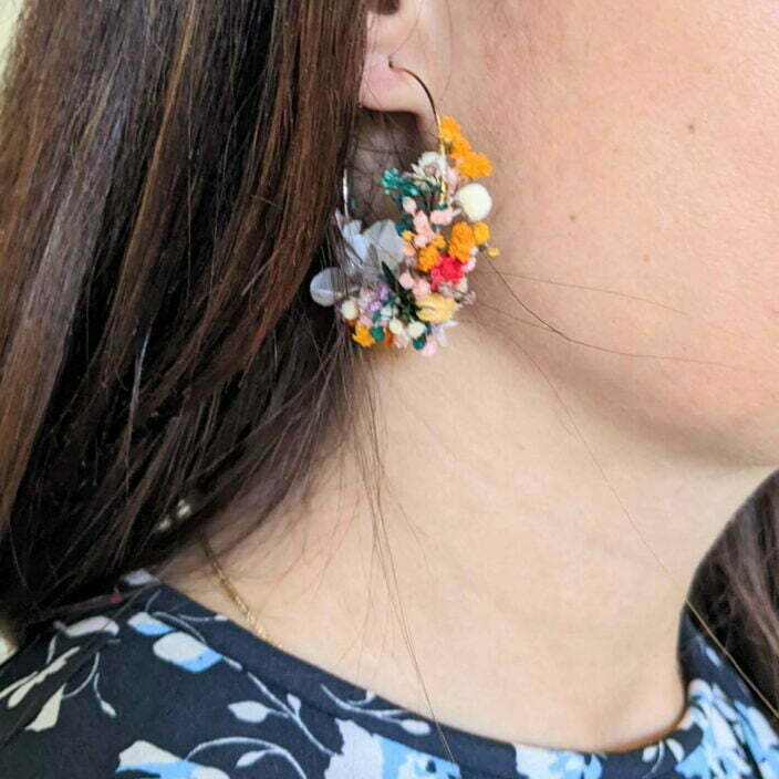 Boucles d’oreilles artisanales en fleurs stabilisées arc-en-ciel, Vaia