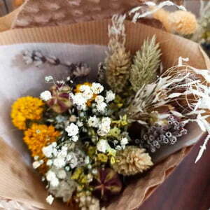 Mini bouquet de fleurs séchées pour décoration de table évènementielle, Amarillo évalué par Sarah Pemberton