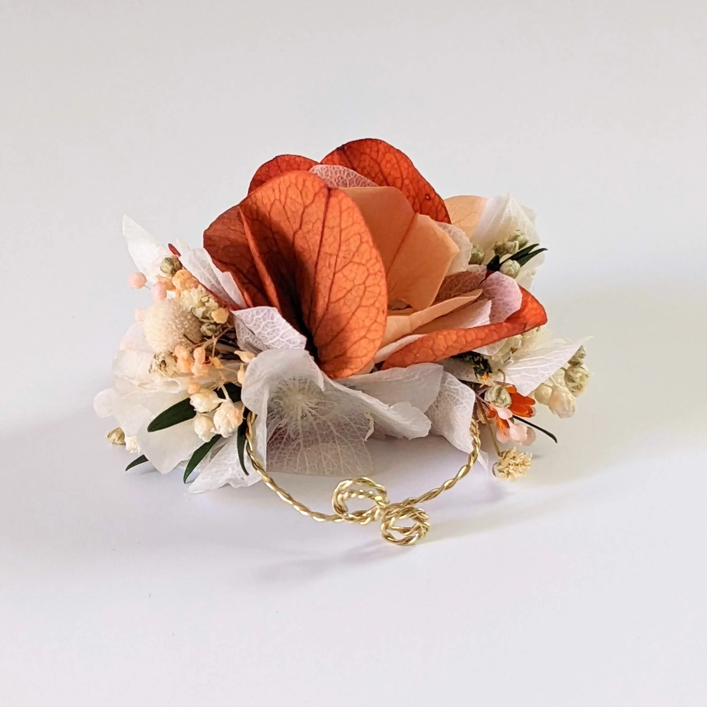 Bague de mariée artisanale en fleurs séchées & stabilisées orangées, Chloé – Image 3