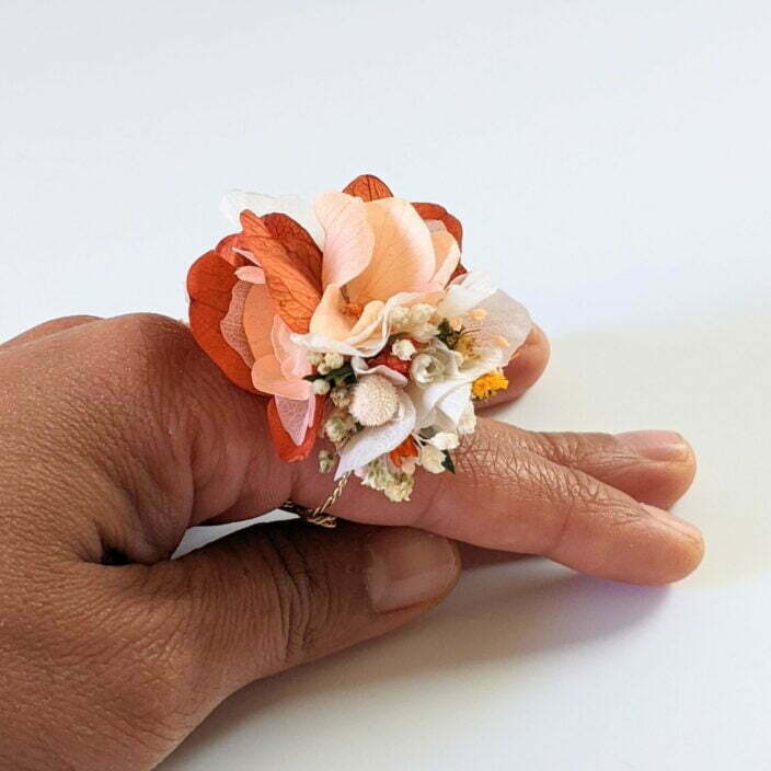 Bague de mariée artisanale en fleurs séchées & stabilisées orangées, Chloé